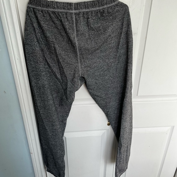 Roots clothing - 3 sweatpants, 2 sweaters - Picture 7 of 10
